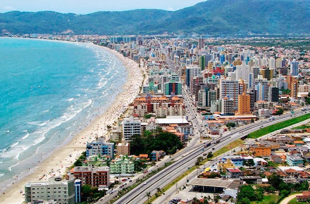 Vista aérea da praia e dos apartamentos em Itapema, Santa Catarina.